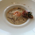 CROWN - 色々な茸のポワレ タルティーヌ、モワルー 卵黄のラビオリ