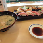 すしざんまい - ちゃんと　椀もついてる。