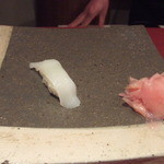 鮨座 醤の - コースのすしの1　剣イカレモン塩