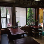 Gyoza Kaikan - 昭和レトロが漂う店内です