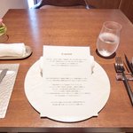 ル スプートニク - 店内のテーブル席の風景です