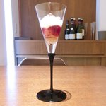 ル スプートニク - ランチコース 7128円 の葡萄のパルフェ 紫蘇のグラニテ 葡萄のジュレ 巨峰 シャインマスカット ピオーネ ヨーグルトのアイス