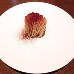 ル スプートニク - ランチコース 7128円 のカシスムース、ミルクアイス、メレンゲのカシスモンブラン カシスパウダー掛け