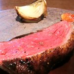 ル スプートニク - ランチコース 7128円 の蝦夷鹿のロティ 玉葱、無花果、茸、黒胡椒、ねずのみの粉添え