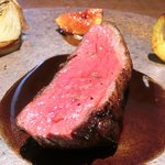 ランチコース 7128円 の蝦夷鹿のロティ 玉葱、無花果、茸、黒胡椒、ねずのみの粉添え