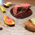 ル スプートニク - ランチコース 7128円 の蝦夷鹿のロティ 玉葱、無花果、茸、黒胡椒、ねずのみの粉添え