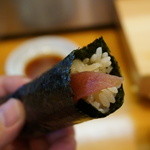 つきぢ神楽寿司 - 赤身の手巻き。