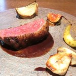 ル スプートニク - ランチコース 7128円 の蝦夷鹿のロティ 玉葱、無花果、茸、黒胡椒、ねずのみの粉添え