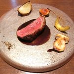 ル スプートニク - ランチコース 7128円 の蝦夷鹿のロティ 玉葱、無花果、茸、黒胡椒、ねずのみの粉添え