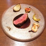 ル スプートニク - ランチコース 7128円 の蝦夷鹿のロティ 玉葱、無花果、茸、黒胡椒、ねずのみの粉添え