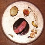 ル スプートニク - ランチコース 7128円 の蝦夷鹿のロティ 玉葱、無花果、茸、黒胡椒、ねずのみの粉添え