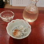 しん - お通し（じゃこおろし）＆日本酒
