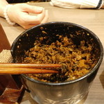 博多 一幸舎 - テーブルに置いてある辛子高菜
