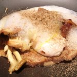 ランチコース 7128円 のフォアグラ、茸のクレープ、トリュフ、ポーチドエッグ、キノコアイス、キノコソテー