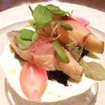 ル スプートニク - ランチコース 7128円 の鯖の桜チップ・スモーク、小茄子、ピンク玉葱 ロックフォールソース