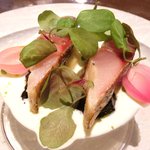 ランチコース 7128円 の鯖の桜チップ・スモーク、小茄子、ピンク玉葱 ロックフォールソース