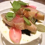 ル スプートニク - ランチコース 7128円 の鯖の桜チップ・スモーク、小茄子、ピンク玉葱 ロックフォールソース