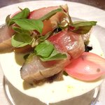 ル スプートニク - ランチコース 7128円 の鯖の桜チップ・スモーク、小茄子、ピンク玉葱 ロックフォールソース