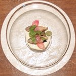 ル スプートニク - ランチコース 7128円 の鯖の桜チップ・スモーク、小茄子、ピンク玉葱 ロックフォールソース