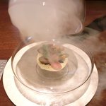 ル スプートニク - ランチコース 7128円 の鯖の桜チップ・スモーク、小茄子、ピンク玉葱 ロックフォールソース