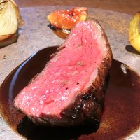 ル スプートニク - ランチコース 7128円 の蝦夷鹿のロティ 玉葱、無花果、茸、黒胡椒、ねずのみの粉添え