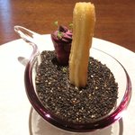 ル スプートニク - ランチコース 7128円 の薩摩芋のチュロス、林檎のコンフィチュールとブーダンノワールの紫芋チップスのコルネ包み