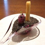 ル スプートニク - ランチコース 7128円 の薩摩芋のチュロス、林檎のコンフィチュールとブーダンノワールの紫芋チップスのコルネ包み