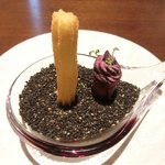 ル スプートニク - ランチコース 7128円 の薩摩芋のチュロス、林檎のコンフィチュールとブーダンノワールの紫芋チップスのコルネ包み