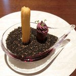 ル スプートニク - ランチコース 7128円 の薩摩芋のチュロス、林檎のコンフィチュールとブーダンノワールの紫芋チップスのコルネ包み