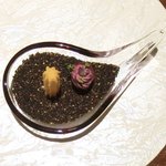 ル スプートニク - ランチコース 7128円 の薩摩芋のチュロス、林檎のコンフィチュールとブーダンノワールの紫芋チップスのコルネ包み