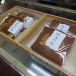 元祖源氏巻総本舗 宗家 - 源氏煎餅も販売されていました。
