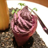 ル スプートニク - ランチコース 7128円 の薩摩芋のチュロス、林檎のコンフィチュールとブーダンノワールの紫芋チップスのコルネ包み