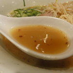 新広島らーめん 麺屋 元就 - スープはとろみのある豚骨醤油。