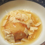 日本のお料理 稲垣 - 炊き合わせ。
                                揚げた海老芋と湯葉の炊き合わせです。お芋の中には雲丹が入ってます。