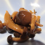 日本のお料理 稲垣 - 柚子しめじ。
      柚子の風味を効かせた佃煮風。