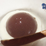 日本のお料理 稲垣 - 水ようかん。白いソースはクリームチーズと桃のピュレを合わせたもの。