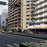 中華そば むら田 - 日曜昼時の山手通り。写真中央辺りが、当店だ。