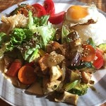 エスケープ - 鶏むね肉と彩り野菜のバジル炒めplate♪ ボリューム凄い