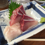 磯丸水産 - 《ブリ刺身》647円
            2015/10