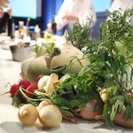 ラ ターブル ドゥ ジョエル・ロブション - デモ中のきっちんには色とりどりの野菜が。