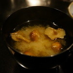 秋田牛鉄板焼 銀座五明 - なめこ汁・・安藤醸造元の味噌をつかっているとのこと。