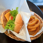 フレッシュネスバーガー - クラシックチーズバーガーとオニオンリング