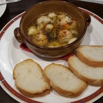 バルひげ - 海老のアヒージョ６８０円