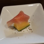 バルひげ - 生ハムメロン：サービス