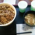 すき家 - 牛丼特盛と味噌汁