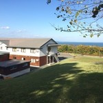 悠林館 - 裏手から湖を眺めます。