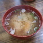 マルトマ食堂 - カレーについている味噌汁