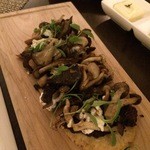 RAYA - ①野生キノコ・キャラメリゼした玉ねぎ・ブラックビーンズ・ゴートチーズ・トリュフオイル　13＄