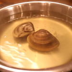 桑名産天然蛤料理 貝新商店 - 蛤投入