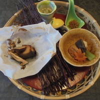 大和屋本店 - 籠盛り（松茸と魚の包み焼き）